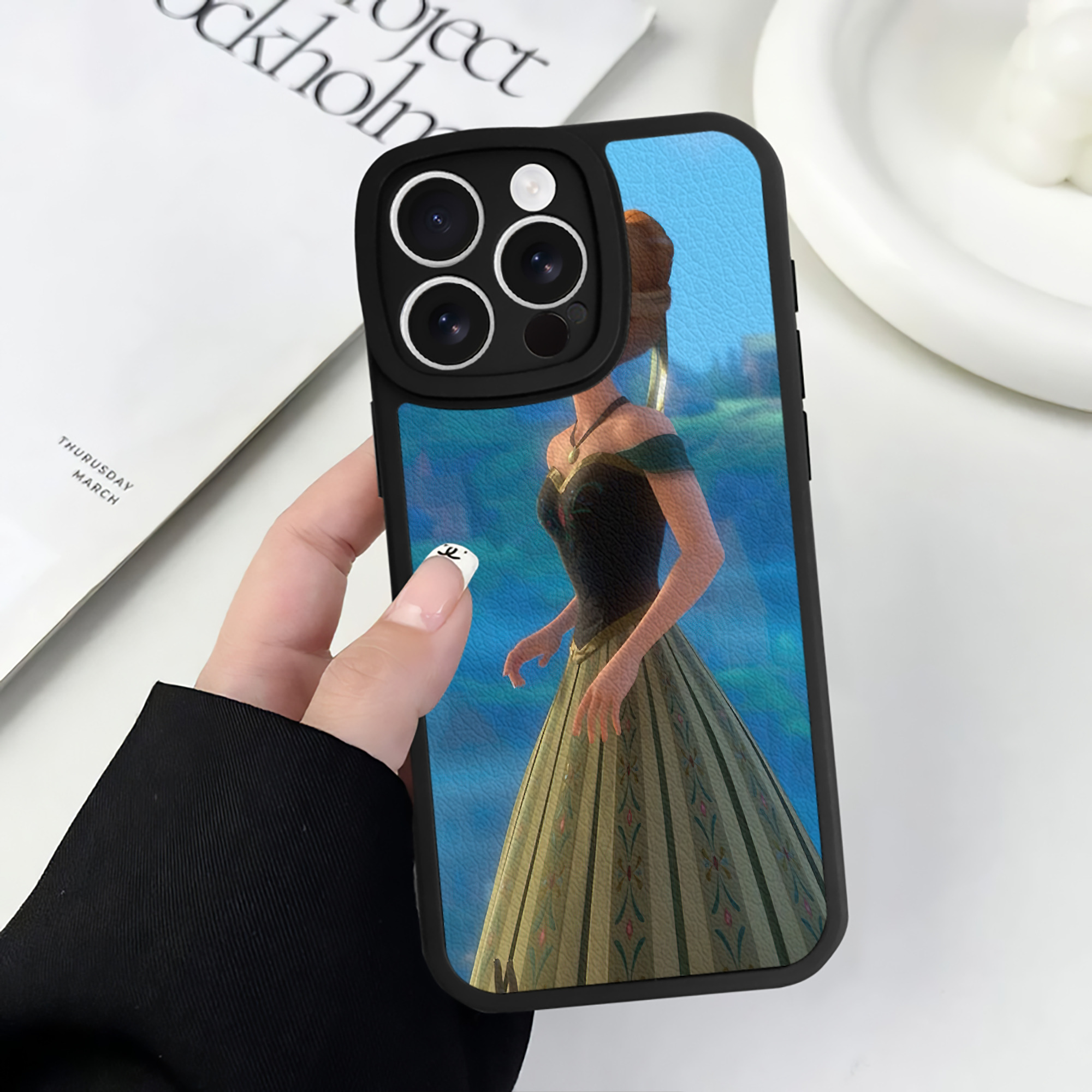 （画像用） アナと雪の女王 アンナ エルサ Frozen Anna Elsa 【iPhone 16シリーズ対応】シリコンスマホケース（レザー調） 材質：シリコン
